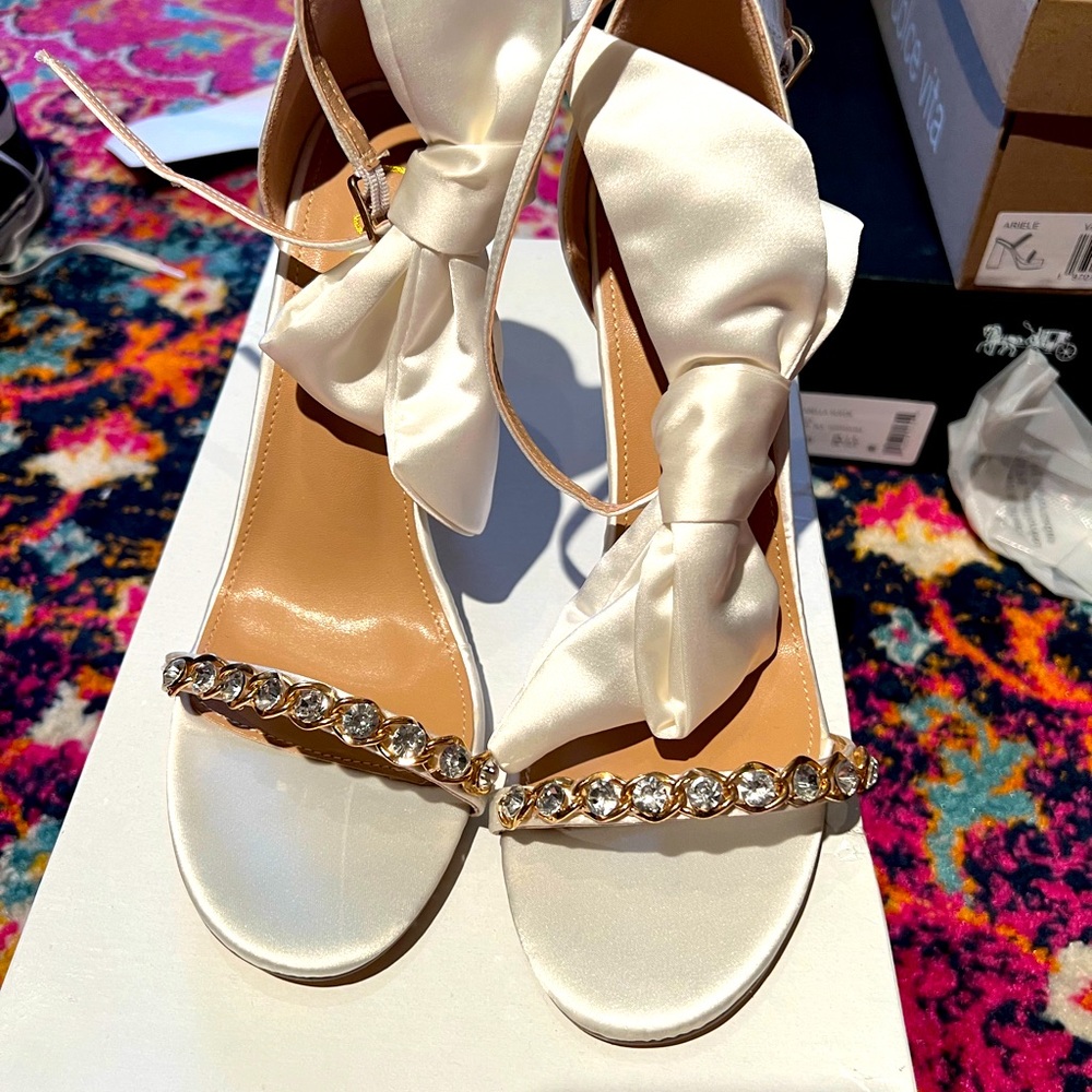 Lu Lus women's heel with bow. Brand new never worn.